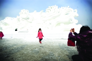 长春市区最大一组雪雕今日完工 市民围观拍照