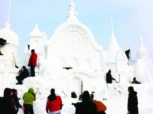 长春市区最大一组雪雕今日完工 市民围观拍照