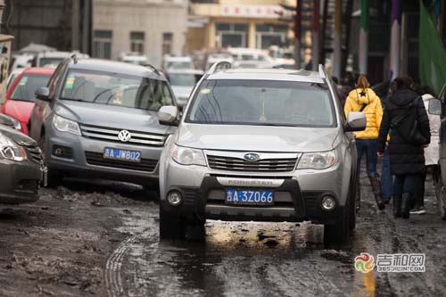 长春多条街道“积雪成河”