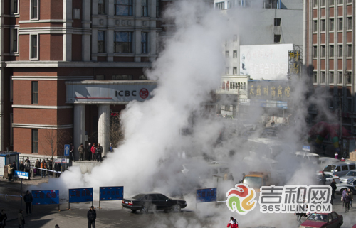 长春南京大街暖气主管道爆裂 水柱窜两米高（组图）