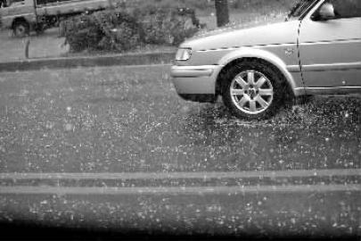 长春突降半城雨 城东边大雨夹杂冰雹砸够呛