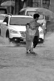 长春突降半城雨 城东边大雨夹杂冰雹砸够呛