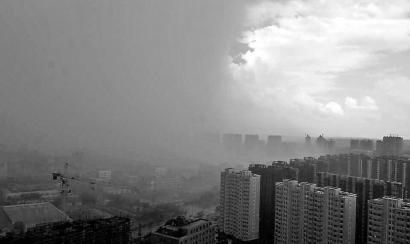 长春突降半城雨 城东边大雨夹杂冰雹砸够呛