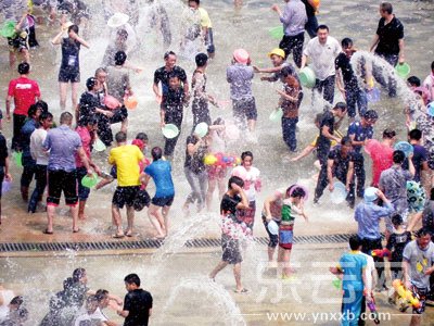 泼水现场，女孩子遭受集体围攻和趁机揩油的情况并不鲜见。