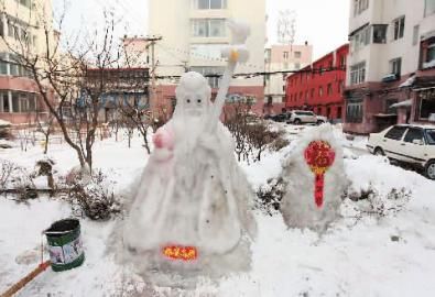 寿星雪雕特意用水浇过，让它更结实 