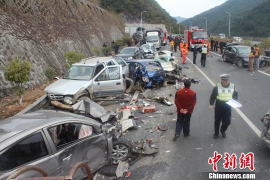 15日下午13时许，厦蓉高速福建龙岩段发生一起连环相撞事故，造成包括小轿车、大货车、中巴、大巴在内的16部车发生连环碰撞，共计造成2死8伤。