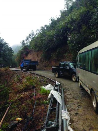 自驾团被指轧坏新路 遭当地村民堵山上20多小时