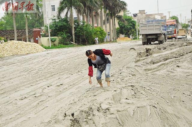 广西国道 烂泥路 公路插秧