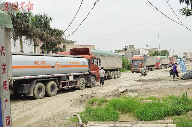 广西国道 烂泥路 公路插秧