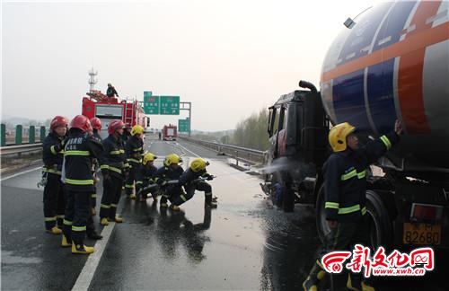 消防官兵正在灭火