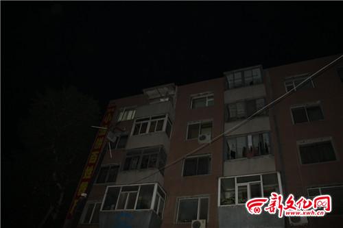 6楼西侧住户阳台窗户严重受损