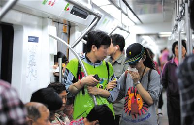 去年5月5日，地铁14号线，一名乘客正在车厢内饮食。市人大城建环保委昨日建议，将“地铁禁食”条款入法。新京报记者