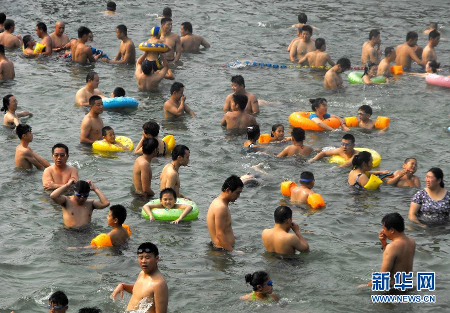 #（晚报）（2）济南闷热难当 浴场犹如“下饺子”