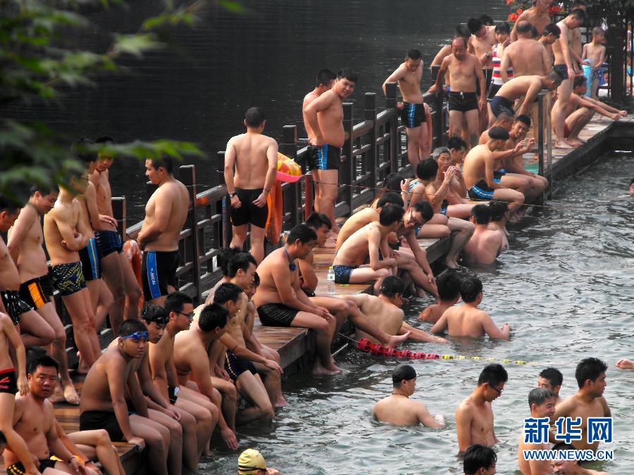 #（晚报）（3）济南闷热难当 浴场犹如“下饺子”