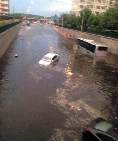 暴雨桥下积水