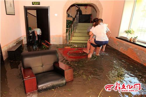 风雨雹突袭