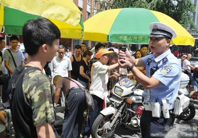 成都男子无证驾驶被拦 叫来父亲击倒交警(图)