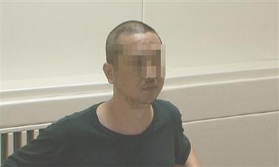 北京王府井一男子劫持女孩