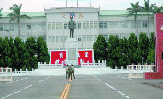 　　台湾陆军司令部（图为司令部大门）发生勤务营志愿役士兵架设针眼镜头，偷拍女性官兵如厕沐浴的私密画面丑闻。 来源：台湾《联合晚报》