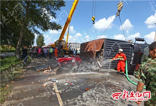 货车 侧翻 压扁轿车