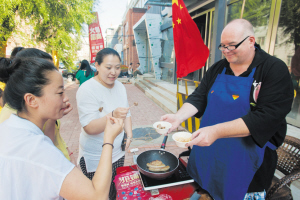 德国壮汉要和中国妻子在桂林路卖烤肠