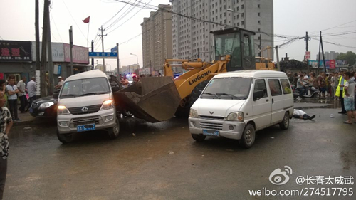 铲车 撞人