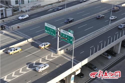 前进大街快速路引桥无指示牌