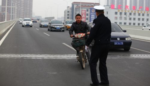 摩托车违法上路行驶，交警对该行为予以罚款200元记3分的处罚。本组图片 新文化网 白石 摄