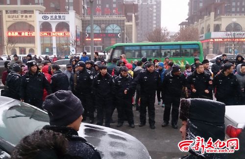 民警拉成人墙对现场交通秩序进行维护 新文化网 孙立国 摄