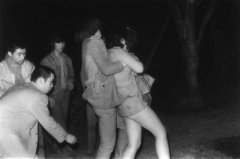 70年代夜幕下的日本东京公园实拍 惊人场面