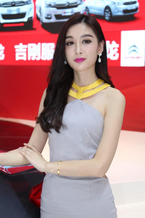 长春：香车美女耀车城