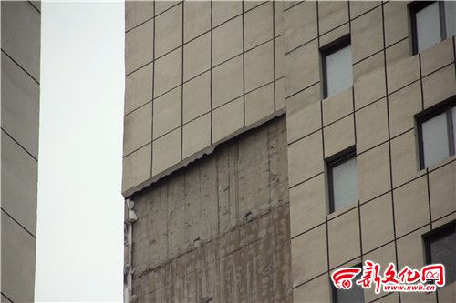  临街居民楼苯板脱落 砸扁楼下车辆