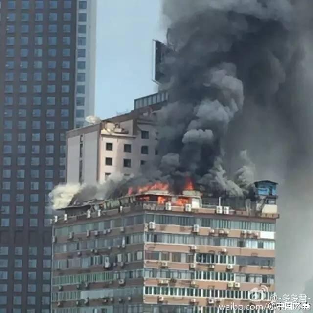 江西南昌一高楼顶楼起火 大火笼罩半边天黑烟滚滚暂无人伤亡